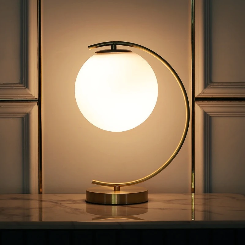 Đèn bàn thiết kế sang trọng
